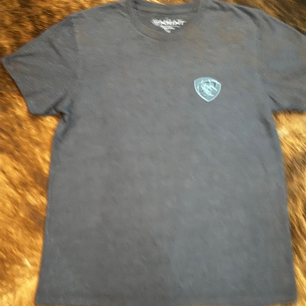 Ariat NWOT Charcoal Tee with Teal Emblem men’s buckle shirt